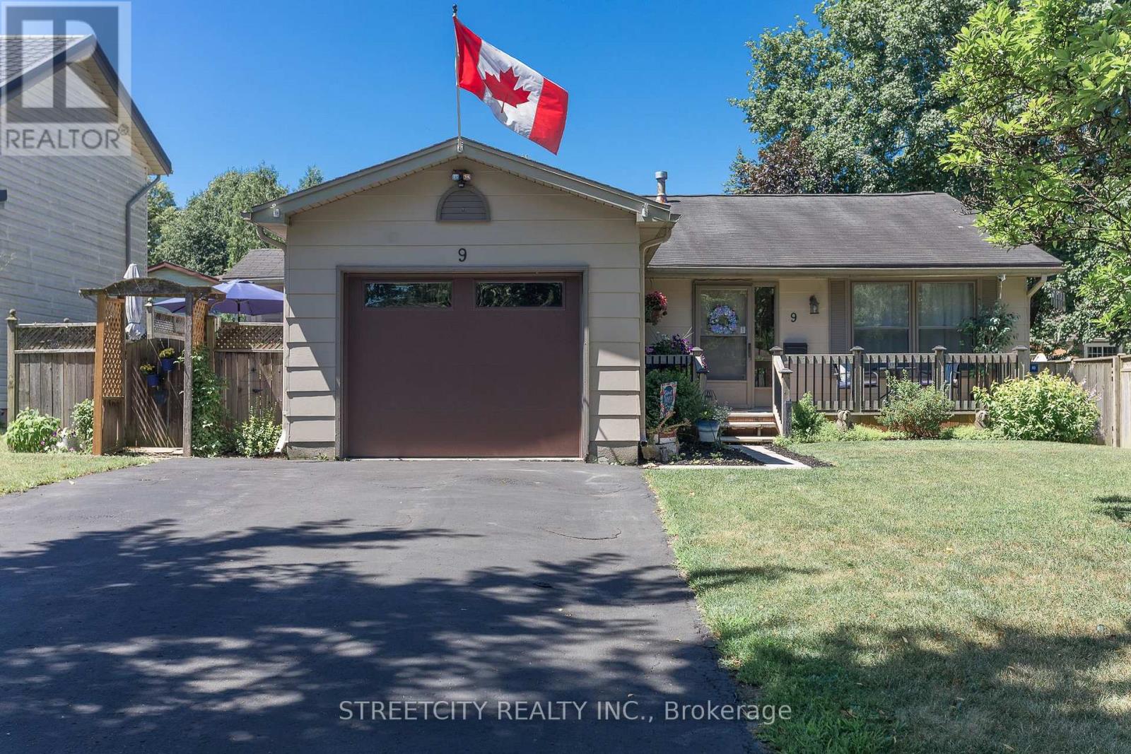 9 COTTONWOOD CRESCENT SW, London North (North F)