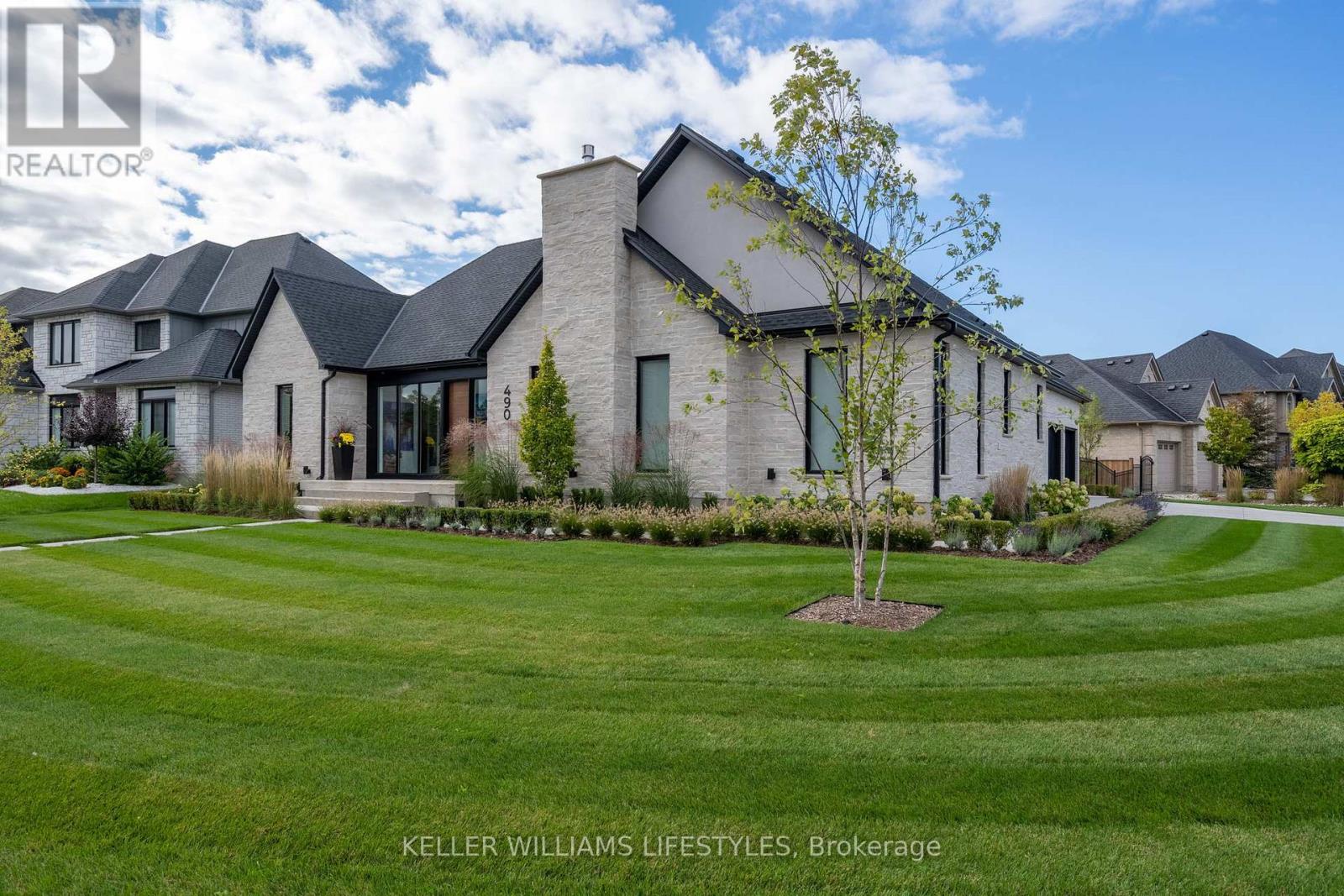 490 EAGLETRACE DRIVE, London North (North R)