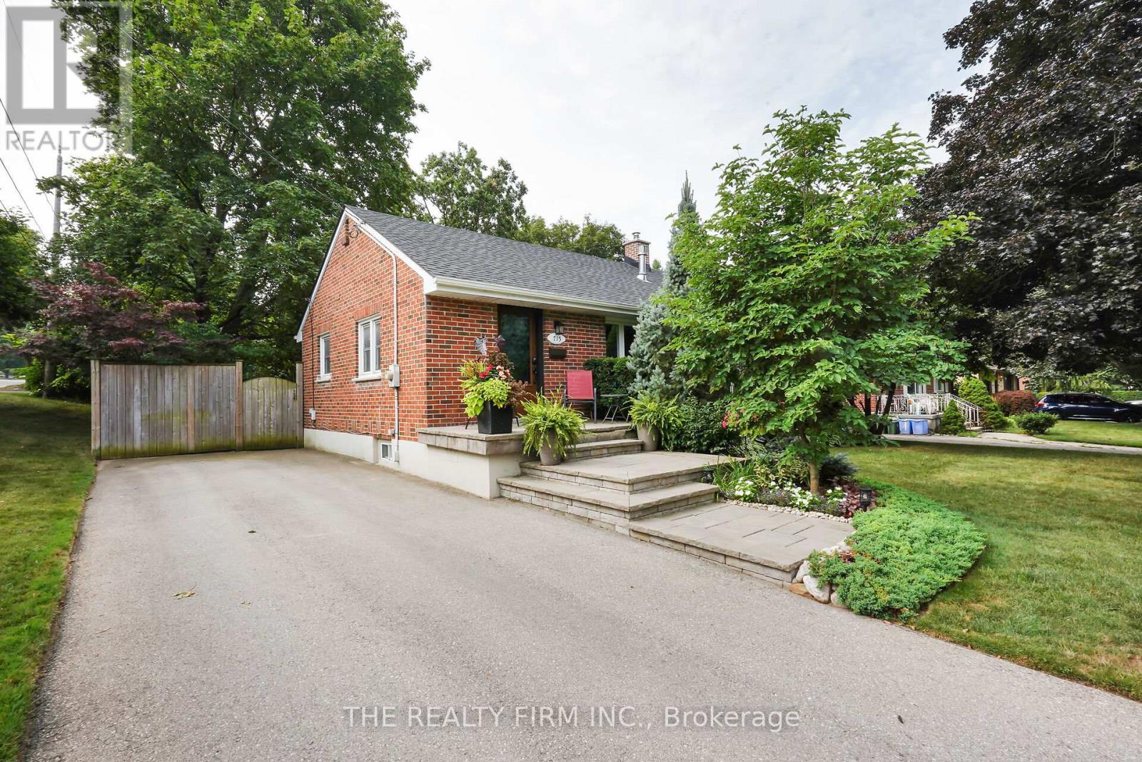715 LEROY AVENUE, London East (East C)