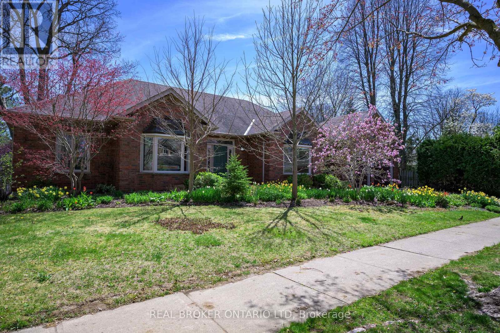 135 CARRIAGE HILL DRIVE, London North (North G)