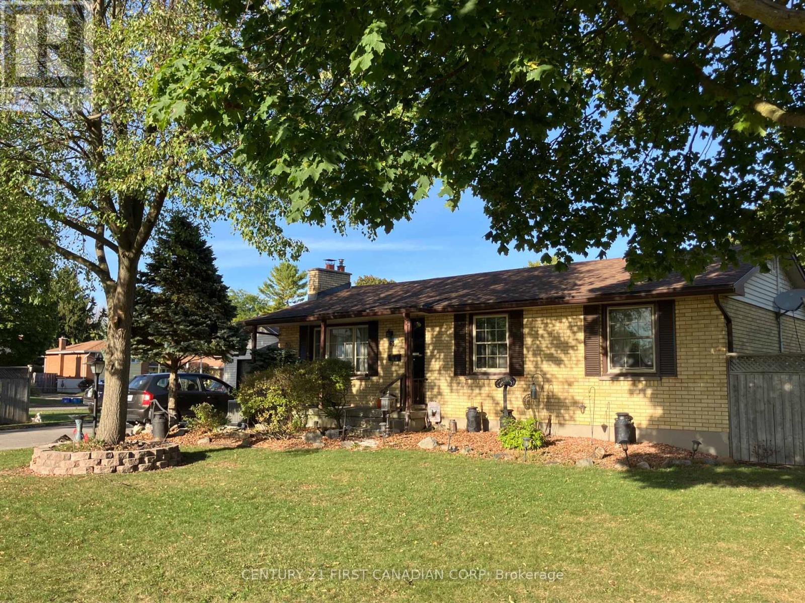 63 HAWKESBURY AVENUE, London East (East D)