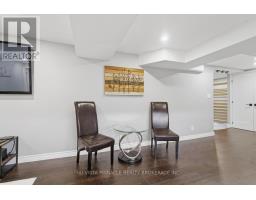 11 RUNNYMEDE CRESCENT - 32