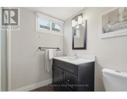 11 RUNNYMEDE CRESCENT - 37