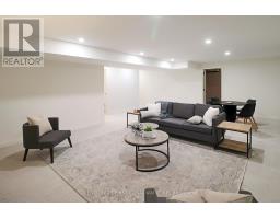 11 - 32 POSTMA CRESCENT - 33
