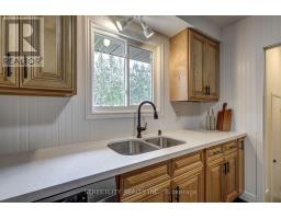 10 VINEDEN DRIVE - 13