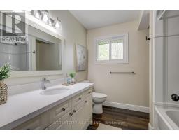 10 VINEDEN DRIVE - 22