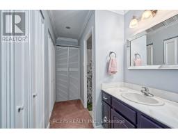216 - 300 EVERGLADE CRESCENT - 18