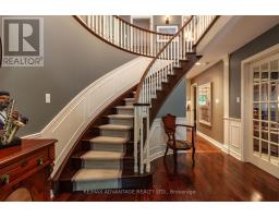 11 FARMINGTON CRESCENT - 2