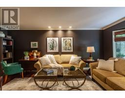 11 FARMINGTON CRESCENT - 4