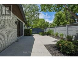 2 HAMPTON CRESCENT - 22