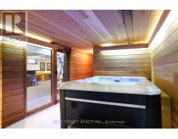 2 HAMPTON CRESCENT - 40