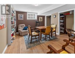 17 OLD COURSE ROAD W - 32