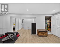 33 FARNHAM CRESCENT - 27