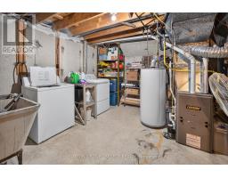 33 FARNHAM CRESCENT - 31