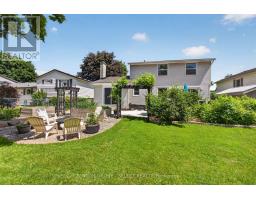 33 FARNHAM CRESCENT - 34