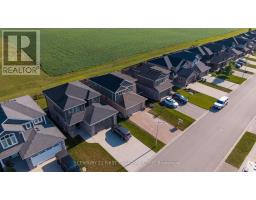 182 GILMOUR DRIVE - 35