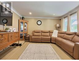 23 YORK CRESCENT - 14
