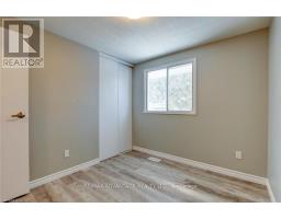 9 CAMELOT CRESCENT - 18