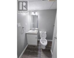 9 CAMELOT CRESCENT - 27