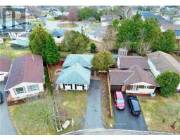 9 CAMELOT CRESCENT - 32
