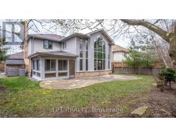 488 SUNNYSIDE CRESCENT - 2