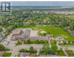 8 KENWOOD CRESCENT - 50