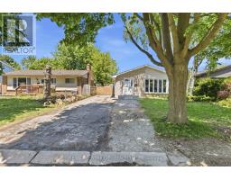 132 TOULON CRESCENT - 3