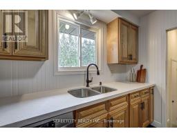 10 VINEDEN DRIVE - 13