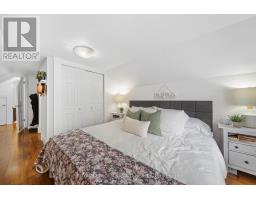 946 DUFFERIN AVENUE - 21