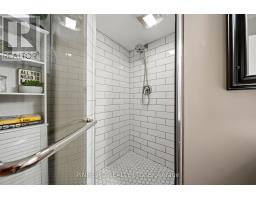 15 VILLENEUVE CRESCENT - 35
