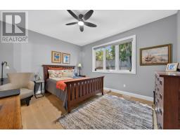 18 - 430 HEAD STREET N - 19