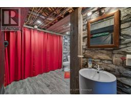 1093 VISCOUNT ROAD - 38