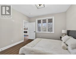 28 - 175 GLENGARIFF DRIVE - 22