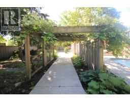 27 CROYDON DRIVE - 39