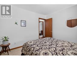 24 HAWTHORNE CRESCENT - 14