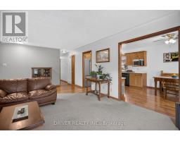 24 HAWTHORNE CRESCENT - 7