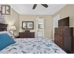 37 LUTON CRESCENT - 14