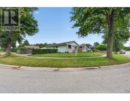 53 RENNY CRESCENT - 3