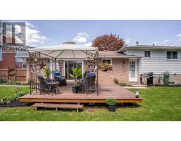 7 STIRLING CRESCENT - 36