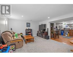 48 ROSAMOND CRESCENT - 27