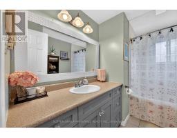 98 SURREY CRESCENT - 16