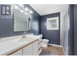 33 ASHLEY CRESCENT - 31