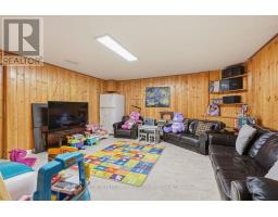 33 ASHLEY CRESCENT - 32