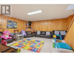 33 ASHLEY CRESCENT - 33