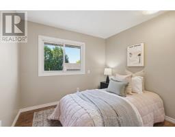 15 RENNY CRESCENT - 20