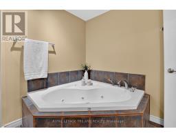 14 - 87 DONKER DRIVE - 41