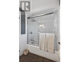 12 BANTING CRESCENT - 20