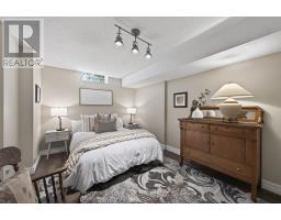 12 BANTING CRESCENT - 24
