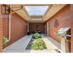 189 HUNTINGTON CRESCENT - 3