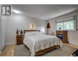 48 CLARENDON CRESCENT - 32